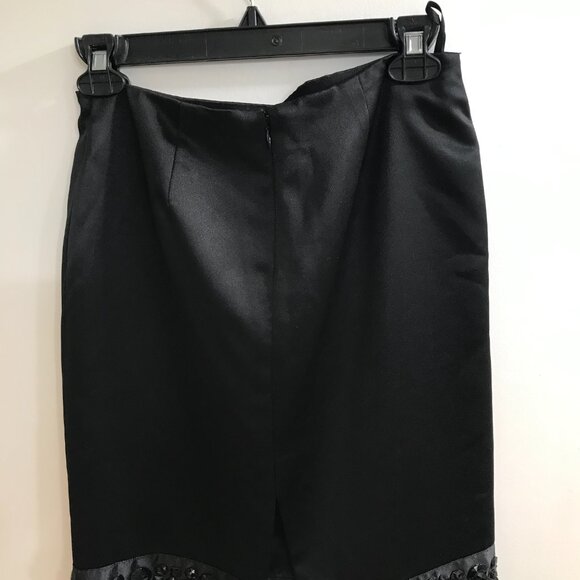 White House, Black Market, mini skirt with flat black beading - Picture 2 of 4